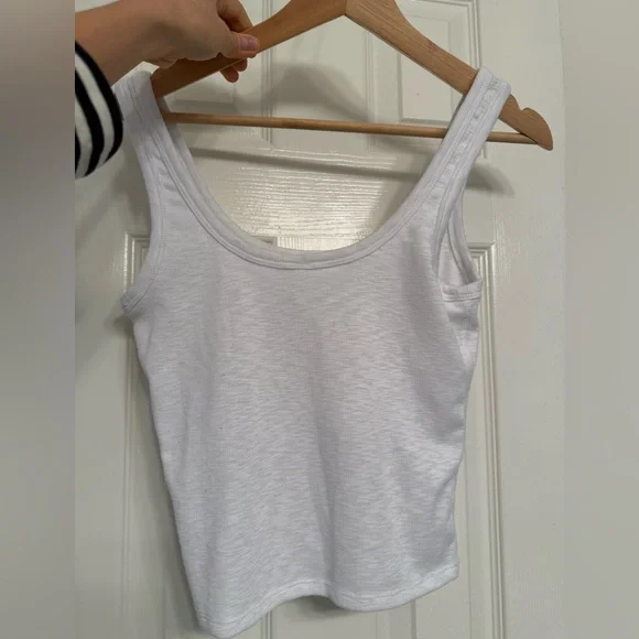 Vuori Sunrise Crop Rib Tank in White - Picture 4 of 4
